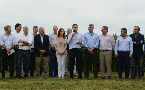 C'est dans un champ de maïs que Mauricio Macri officialise sa première mesure économique. Photo via le compte FaceBook de Mauricio Macri