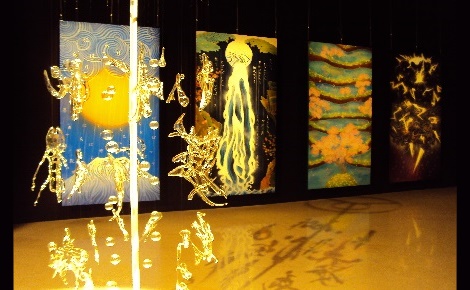 Un idéogramme de verre et une partie de l'œuvre "Vie de Pluie" de Sisyu. Photo © LLF