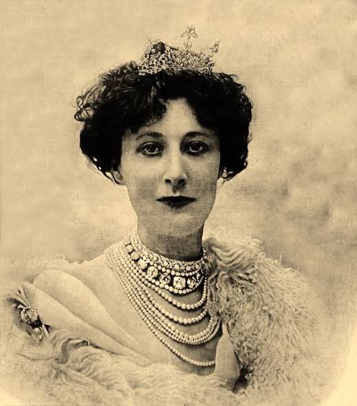 Demi-mondaine, princesse et nomme laïque, tout un parcours.... (D) DR