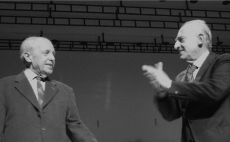 Pierre Boulez et le pianiste italien Maurizio Pollini en 2009 à la Salle Pleyel (Paris). Image du domaine public.