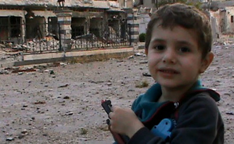 Cet enfant syrien connait l'endroit où se postent les snipers pour tirer sur les civiles. Photo courtoisie (c) DR