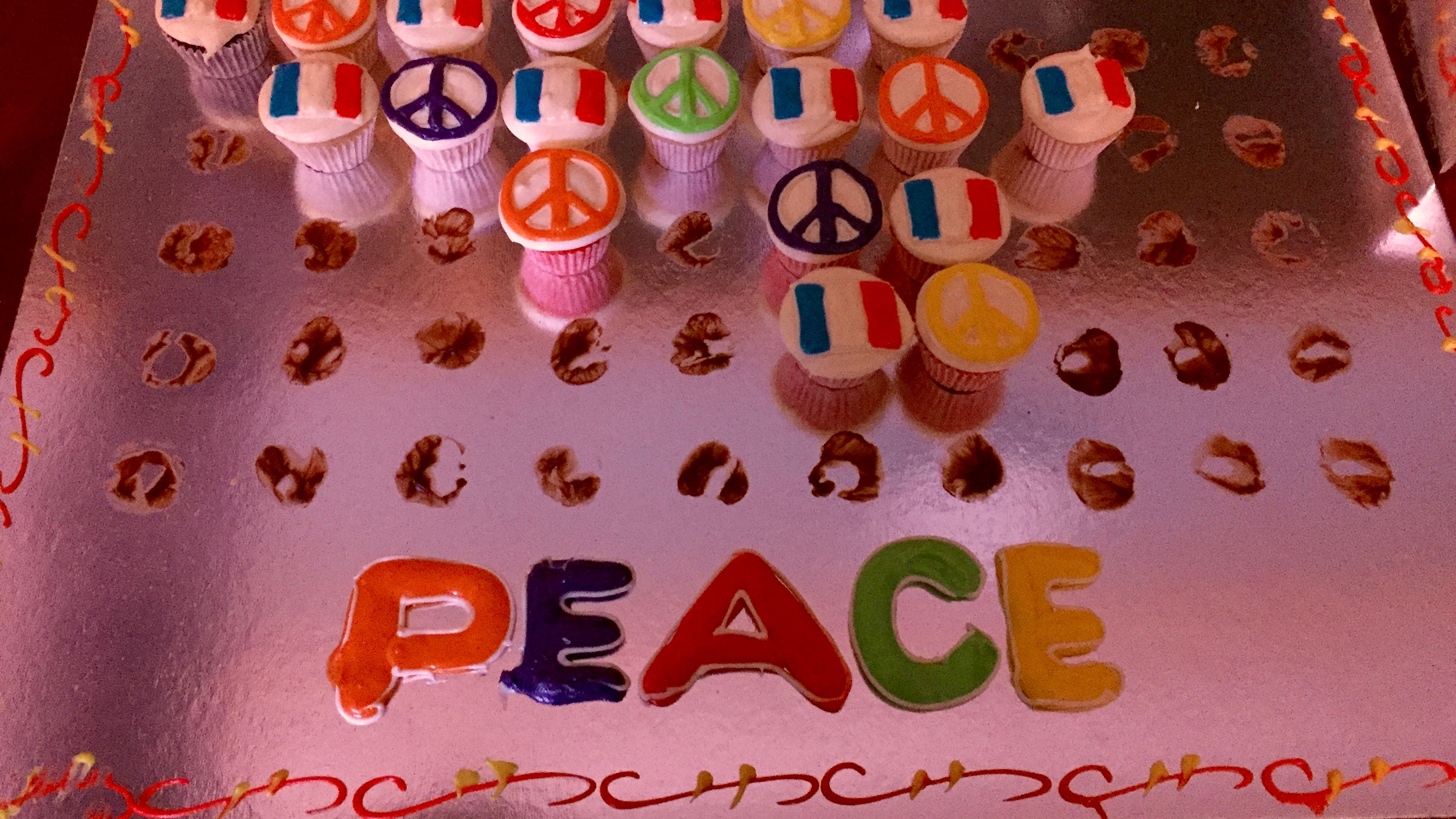 "Peace Cupcakes" délicieux réalisés par les étudiants francisants de l'université américaine du Koweït. Photo (c) Bulent Inan.