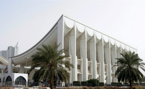 Assemblée nationale koweïtienne construite en 1982 par l’architecte danois Jørn Oberg Utzon. Photo (c) Bulent Inan.