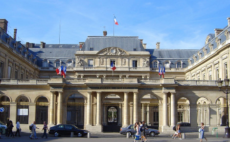 Entrée du Conseil d’État, plus haute instance administrative de France, siégeant au Palais-Royal à Paris depuis 1875. Image du domaine public.