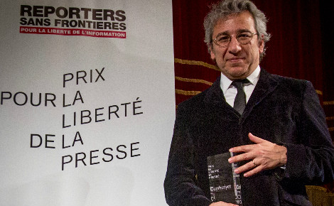 Can Dündar recevant le 17 novembre 2015 à Strasbourg le Prix 2015 pour la liberté de la presse de RSF et TV5 Monde. Image du domaine public.