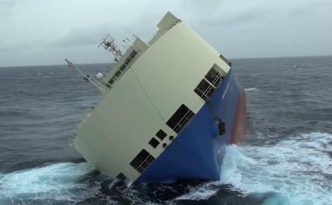 Image capture vidéo du navire Modern-Express lors de son opération de remorquage
