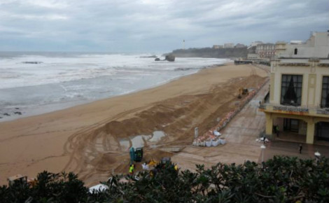 Aperçu de la digue de sable montée sur la Grande Plage de Biarritz, en face du Casino. Photo (c) Julie Cartelier