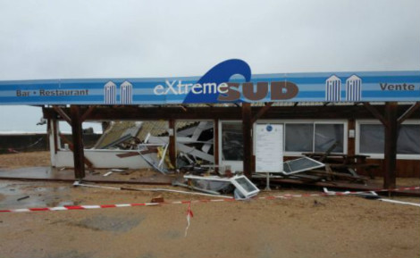 Le restaurant Extrême Sud, en partie détruit par les vagues dans la nuit de lundi à mardi à Tarnos. Photo (c) Julie Cartelier
