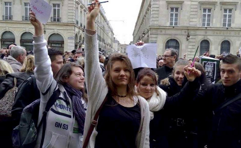 Des lycéens participant à la minute de silence en France au lendemain de l'attentat du 7 janvier 2015 contre Charlie Hebdo. Image du domaine public.