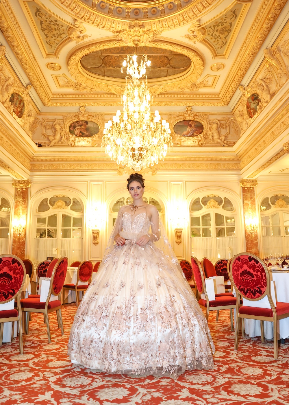 Depuis son atelier niché au cœur de Monaco, Angela Petrulli perpétue un art qui exige patience, précision et une vision créative affûtée. (c) AMC Haute Couture