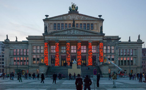 Le Konzerthaus de Berlin et ses colonnes habillées de gilets de sauvetage. Photo (c) Mompl