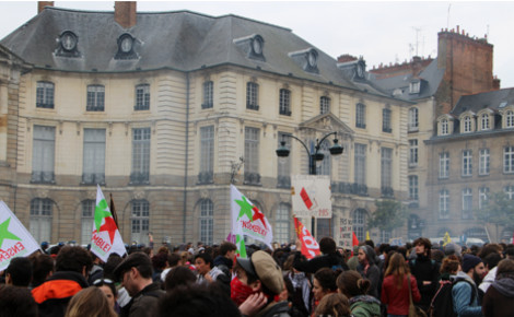 Étudiants, lycéens et salariés défilent dans les rues de Rennes. Photo (c) Alice Dutray.