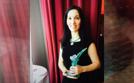 Delphine Minoui à la remise du prix littéraire ESJ Paris - Maison Blanche. Image originale: page Facebook de Delphine Minoui.