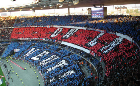 Les fans du PSG durant un match contre l'OM avant la finale de la Coupe de France en 2006. Image du domaine public.