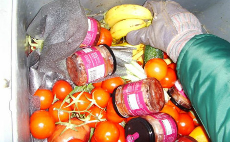 Des tonnes d'aliments sont jetés alors que consommables. Photo © Sigurdas