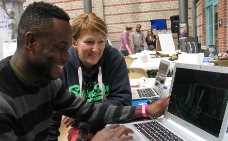 Selon leurs affinités les participants se sont constitués en groupe autour d'une idée à développer. Photo (c) C. Szumilo