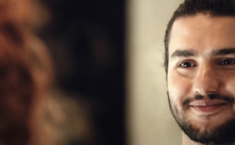 Deux êtres qui au travers d'un regard que l'on a poussé à prolonger se découvrent touchés et connectés l'un à l'autre. Photo: capture d'écran de la vidéo ci-dessous "Look Beyond Borders"