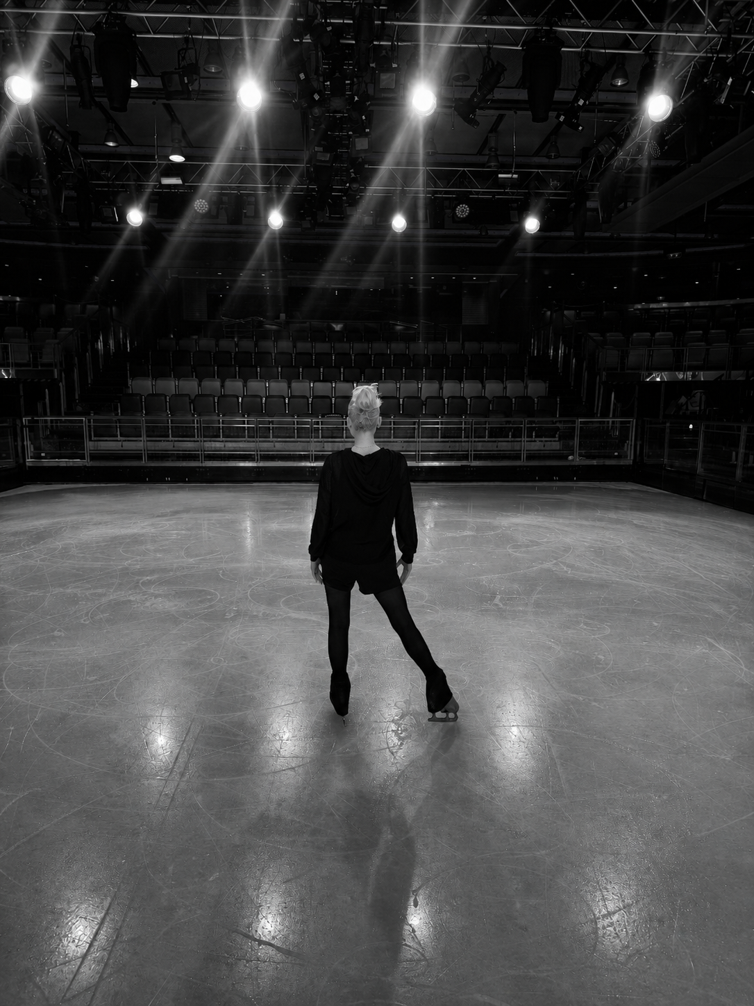 The shows follow a fixed rhythm, the technical structure is already set, and every element must be delivered with consistency. (c) Sarah Lepage.
