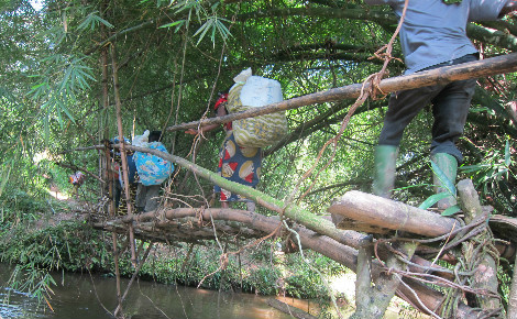 Suite à l'insécurité, des civils quittent leurs villages et traversent une rivière sur un pont traditionnel. Photo (c) Pierre Buingo, Sud-Kivu, décembre 2014