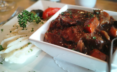 Ici, le bœuf bourguignon s’est entiché d’une douce purée. Image du domaine public.