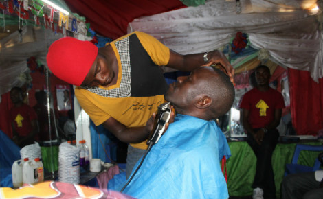 Un ex-enfant soldat dans son salon de coiffure - construit avec l'appui de l'ONG PAMI et UNICEF. Photo (c) Pierre Buingo, Goma, février 2016