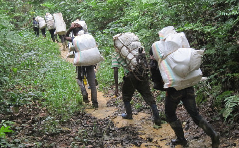 Des ex-enfants soldats font du petit commerce d'un village à l'autre. Photo (c) Pierre Buingo, Ziralo, Sud-Kivu, septembre 2015