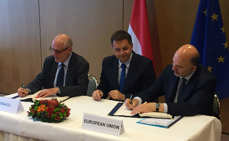 Serge Telle, ministre d'Etat de la Principauté, Peter Kažimir, ministre des Finances de la République slovaque, président du Conseil de l'Union européenne et Pierre Moscovici, commissaire européen aux Affaires économiques et financières, à la Fiscalité et à l’Union douanière. Photo (c) DR