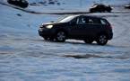 L’IMAGE DU JOUR – En voiture sur la neige