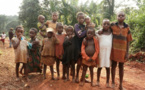 Des enfants pygmées rémunérés en colle à sniffer et en alcool