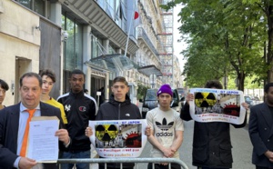 Des représentants du mouvement pour la sécurité et la sauvegarde de la planète devant l'ambassade du Japon à Paris (c) MSSP
