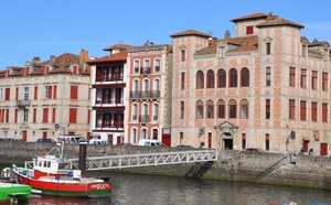 L’immense bâtisse sans jardin domine le port et depuis les belles fenêtres en arcade on a une vue spectaculaire sur le port de pêche de Saint-Jean-de-Luz, la ville et la côte. (c) DR