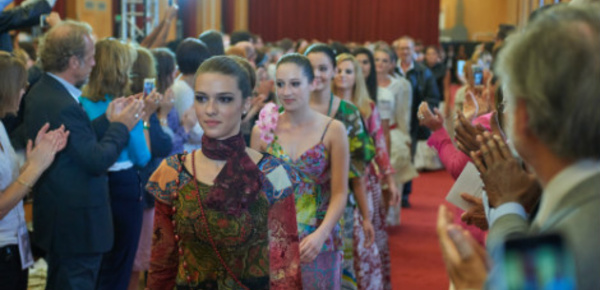 Le défilé solidaire de Christian Lacroix augure une filière d’avenir