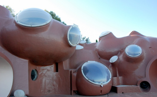 PIERRE CARDIN FAIT SON DEFILE DE MODE AU PALAIS BULLE A THEOULE SUR MER