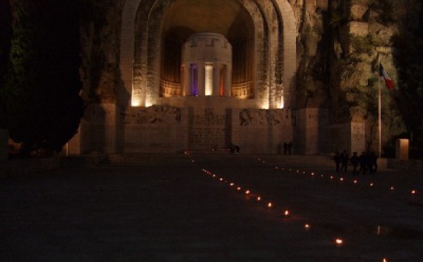 Le 9 et 10 novembre aux monument aux morts de Nice à Rauba Capeu le souvenir Français organise les flammes de la mémoire en présence des enfants des écoles