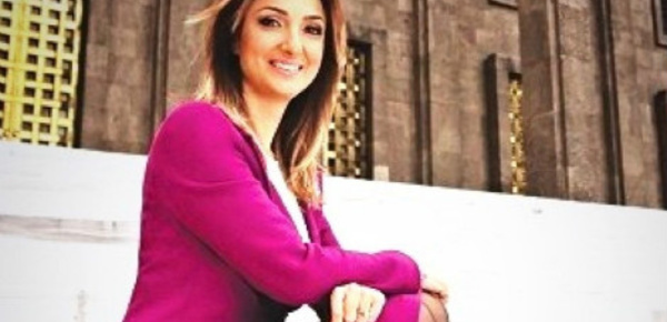 Une députée se menotte au Parlement turc