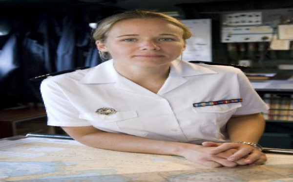 Toulon : Une femme prend le commandement d'un bâtiment de combat !