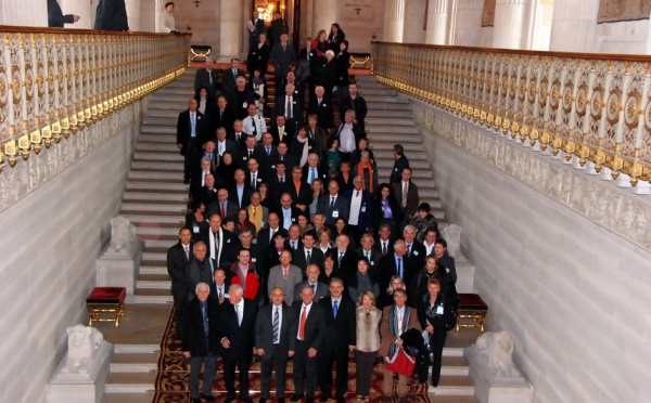 CHRISTIAN ESTROSI AVEC LES MAIRES DES ALPES-MARITIMES AU SALON DES MAIRES A PARIS