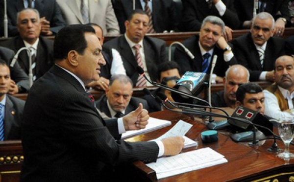 Le Président Moubarak au Parlement