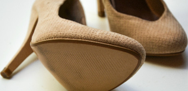 Royaume Uni: bientôt la fin des talons hauts au travail?