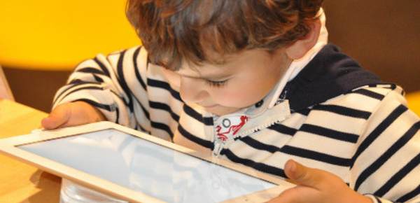 Écrans et autisme chez les tout-petits?