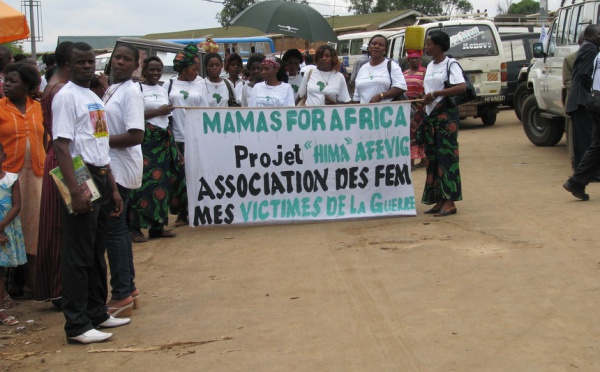 Les déplacés de Mwenga dans les rues de Bukavu.