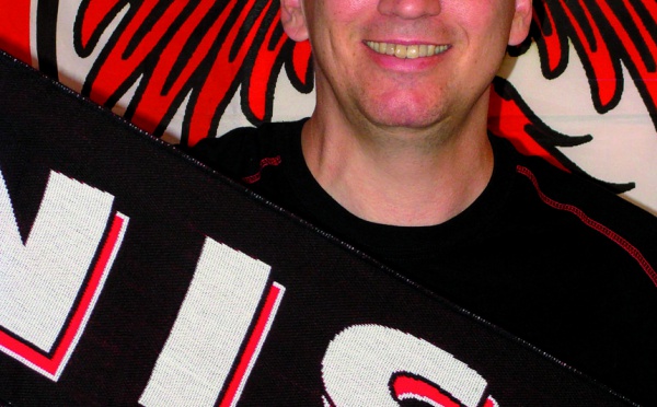 UN LIVRE DE SUPPORTEUR DESTINÉ AUX AMATEURS DE FOOTBALL ET DE SPORTS 