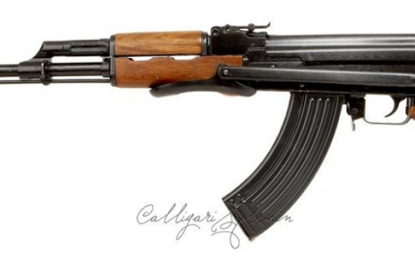 Arme à feu contre cent dollars.