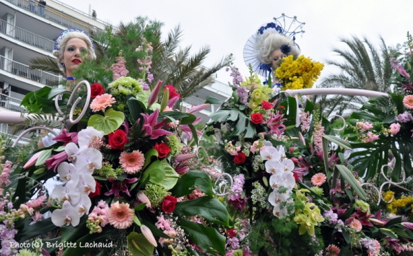 BATAILLE DE FLEURS  SUR LA PROMENADE DES ANGLAIS A NICE