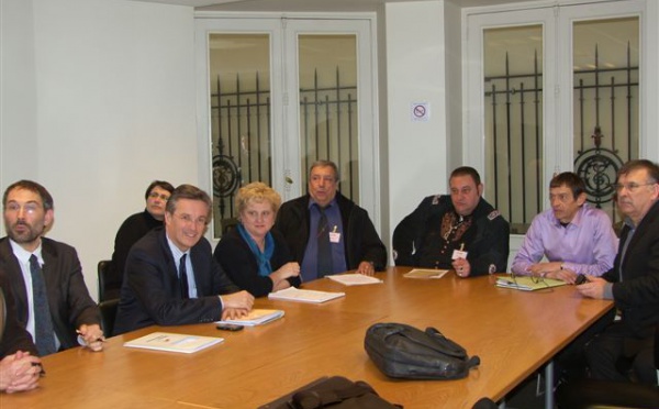 Contre le 'racket bancaire', Dupont-Aignan propose 'le droit au crédit'