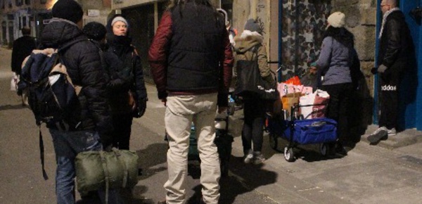 Un bar associatif accueille des sans-abris