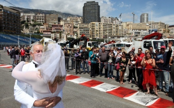 PEOPLE - Un ancien pilote du Grand prix de FORMULE 1 de Monaco se marie sur le circuit