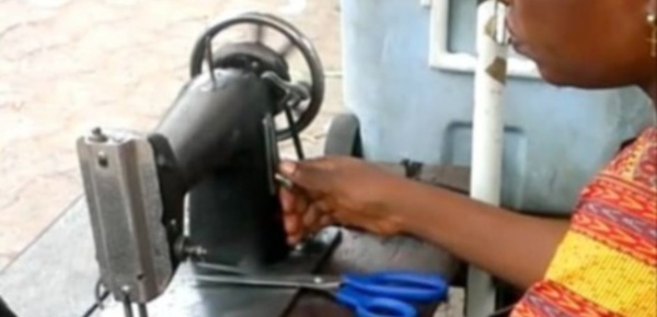 Les maîtres des ciseaux en action au Cameroun