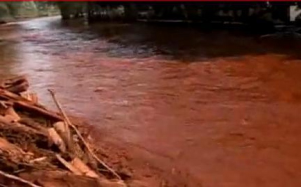 Pollution rouge en Hongrie: la boue toxique continue à avancer