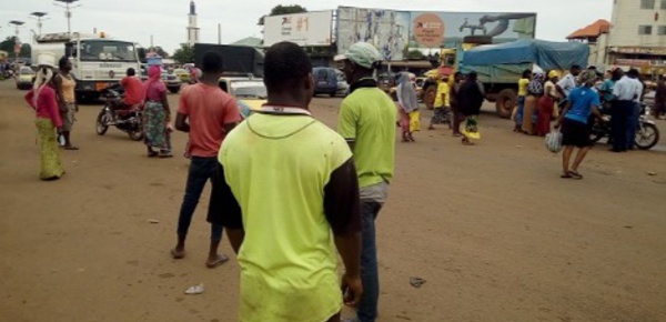 Les rabatteurs sur les routes de Conakry